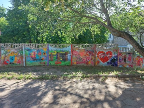 6.-Students-Completed-Fence-Art